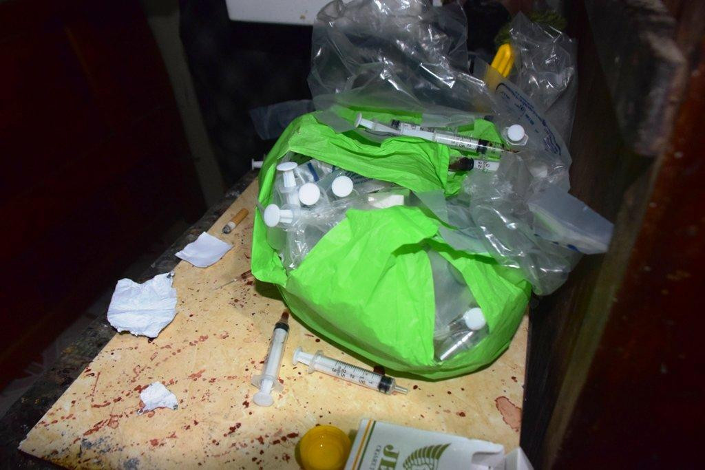 Hàng trăm bơm kim tiêm còn dính máu được phát hiện. Hàng trăm bơm kim tiêm còn dính máu được phát hiện.