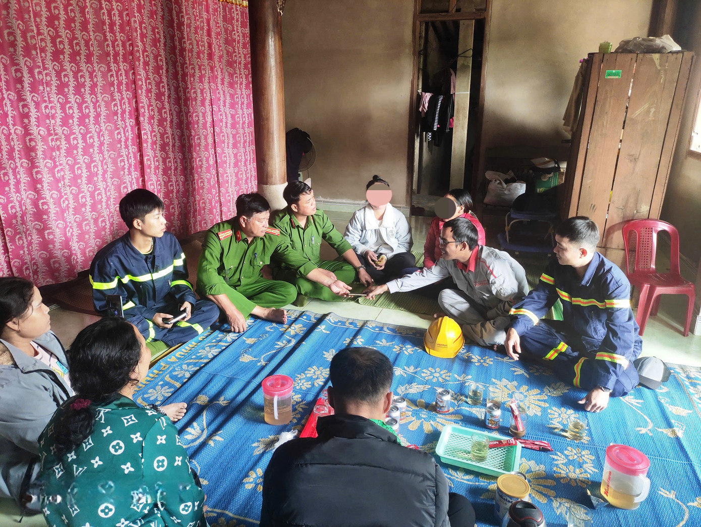 Lực lượng Công an huyện A Lưới, đại diện Viettel TT-Huế thăm hỏi hai người dân đi lạc.