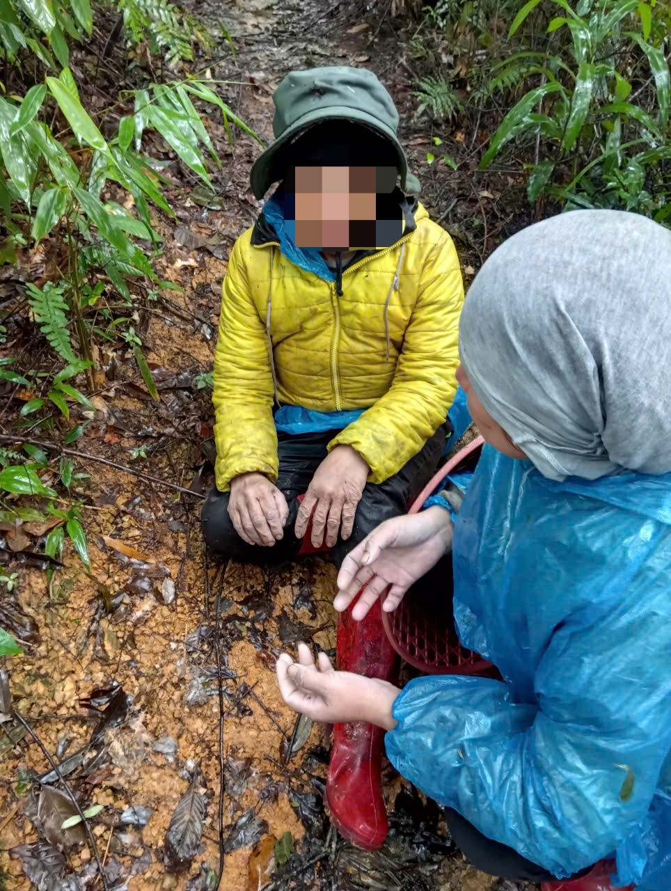 Hai người phụ nữ được phát hiện trong tình trạng mệt lả sau 1 ngày đi lạc trong rừng.