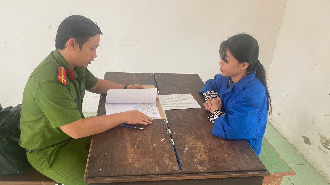 Công an lấy lời khai đối với Phạm Thị Bích Ngọc.