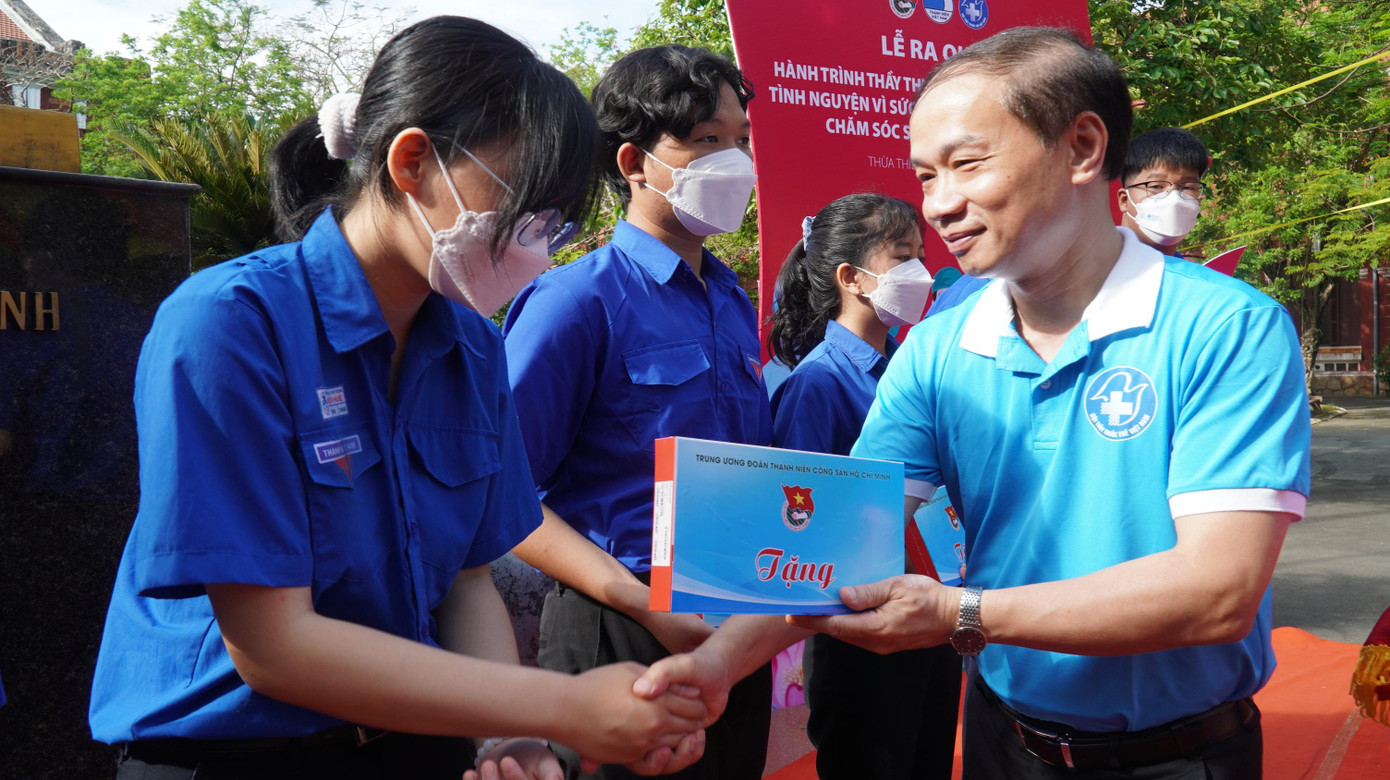 Phó Trưởng ban Thường trực Ban Dân vận T.Ư Phạm Tất Thắng trao máy tính bảng cho học sinh nghèo vượt khó Phó Trưởng ban Thường trực Ban Dân vận T.Ư Phạm Tất Thắng trao máy tính bảng cho học sinh nghèo vượt khó