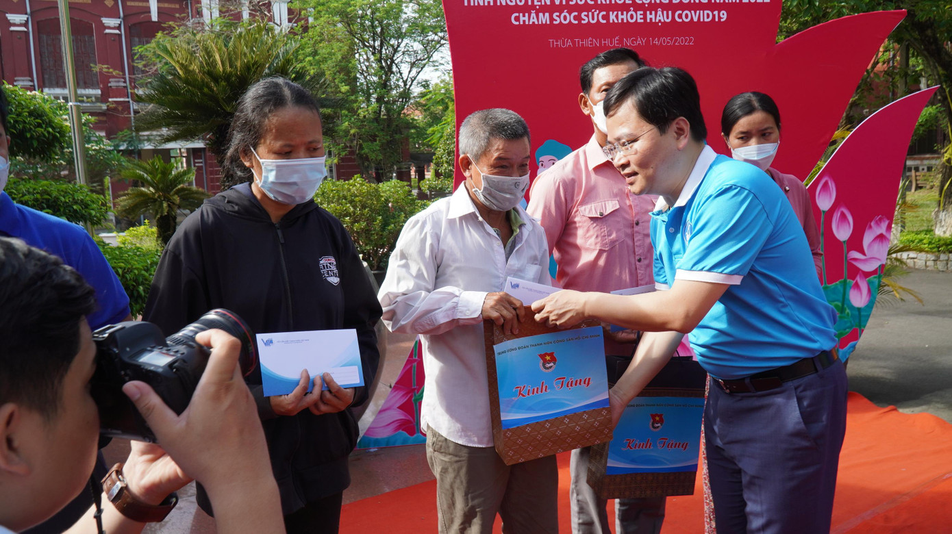 Bí thư thứ nhất T.Ư Đoàn Nguyễn Anh Tuấn trao quà cho hộ khó khăn, gia đình chính sách tại TT-Huế Bí thư thứ nhất T.Ư Đoàn Nguyễn Anh Tuấn trao quà cho hộ khó khăn, gia đình chính sách tại TT-Huế