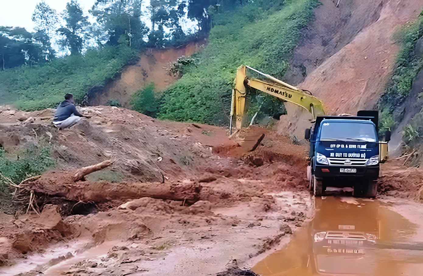Xử lý thông tuyến điểm sạt lở trên đường Hồ Chí Minh nhánh phía Tây nối TT-Huế với tỉnh Quảng Nam.