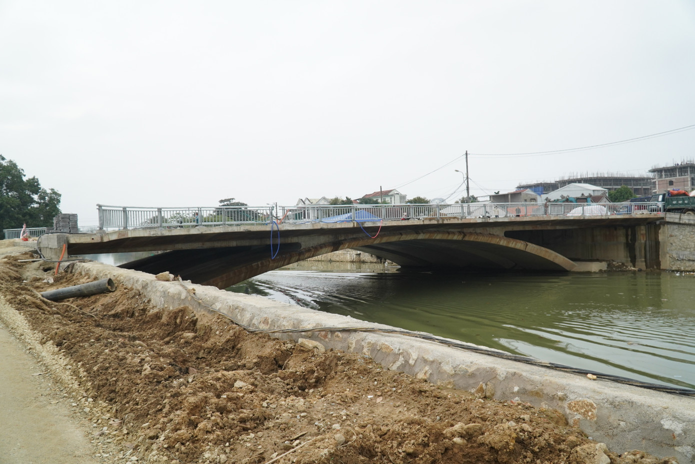 Anh Nguyễn Minh (ngụ tại TP. Huế) phấn khởi: “Sau nhiều năm, người dân không cảnh muốn qua lại hai bên công trình phải di chuyển quãng đường hàng cây số. Cầu thông không chỉ rút ngắn khoảng cách lưu thông hai bên và các khu đô thị lân cận, mà còn làm tăng giá trị sử dụng đất, đặc biệt là đất ở và đất dịch vụ khu đô thị An Đông và An Vân Dương”.