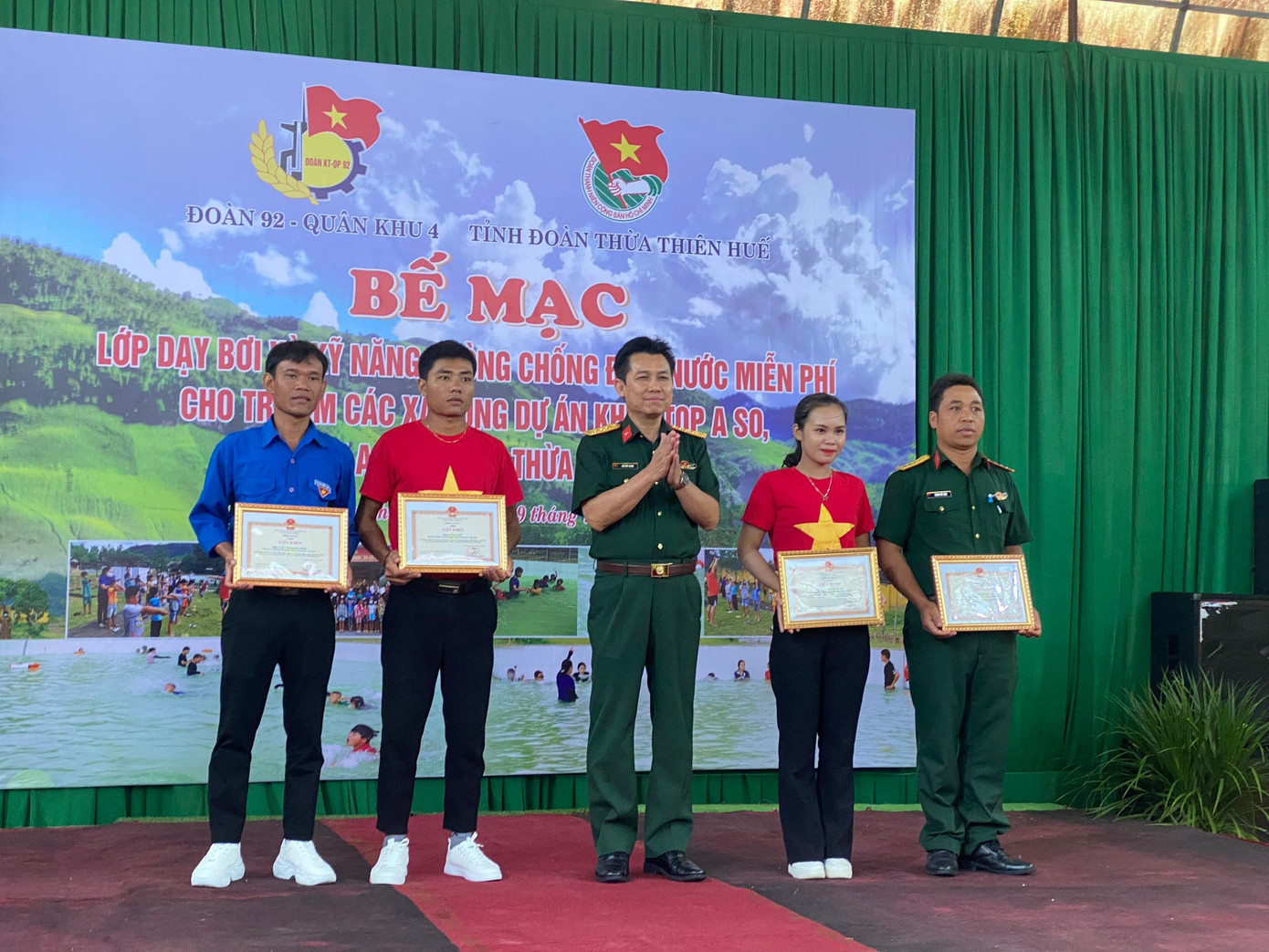 Đoàn Kinh tế Quốc phòng 9 - Quân khu 4 tặng bằng khen cho 4 cá nhân tiêu biểu trong công tác tham gia giảng dạy lớp dạy bơi và kỹ năng phòng, chống đuối nước miễn phí cho trẻ em huyện biên giới A Lưới Đoàn Kinh tế Quốc phòng 9 - Quân khu 4 tặng bằng khen cho 4 cá nhân tiêu biểu trong công tác tham gia giảng dạy lớp dạy bơi và kỹ năng phòng, chống đuối nước miễn phí cho trẻ em huyện biên giới A Lưới