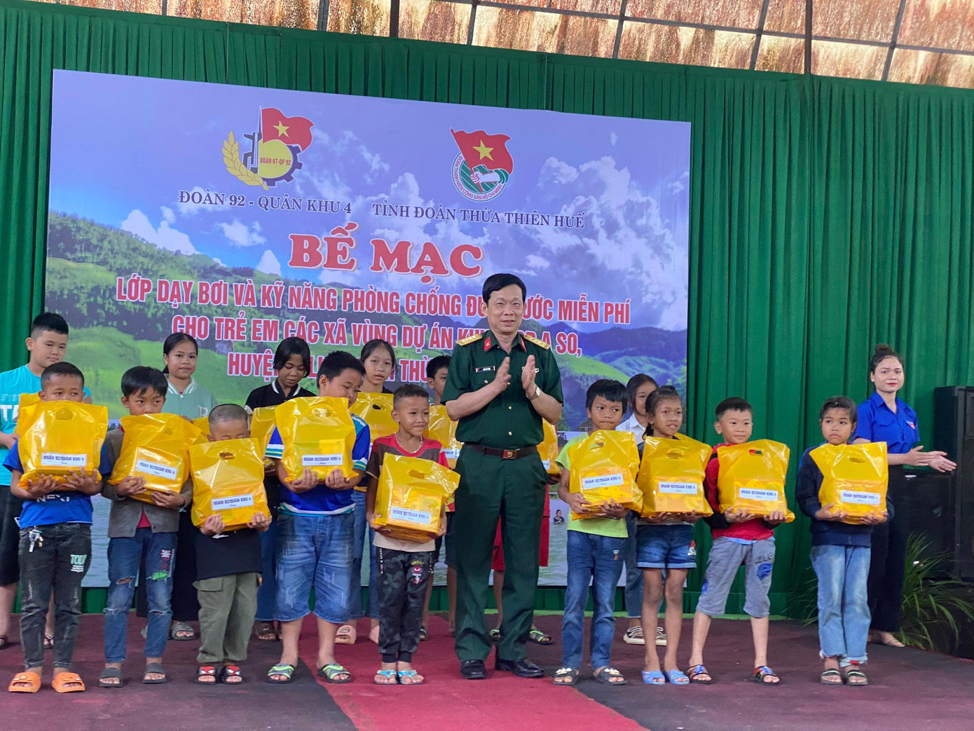 Tặng 60 suất quà cho các thiếu nhi huyện A Lưới là học viên tham gia khóa học bơi Tặng 60 suất quà cho các thiếu nhi huyện A Lưới là học viên tham gia khóa học bơi