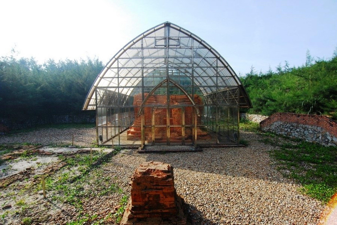 Cách đây hơn 21 năm, vào ngày 18/4/2001, tại cồn cát ven biển xã Phú Diên (huyện Phú Vang, tỉnh TT-Huế), một nhóm công nhân khai thác khoáng sản trong khi đào đất đã phát hiện ra một khối gạch bị vùi sâu trong lòng cát từ 5 - 7 mét so với mặt đất.