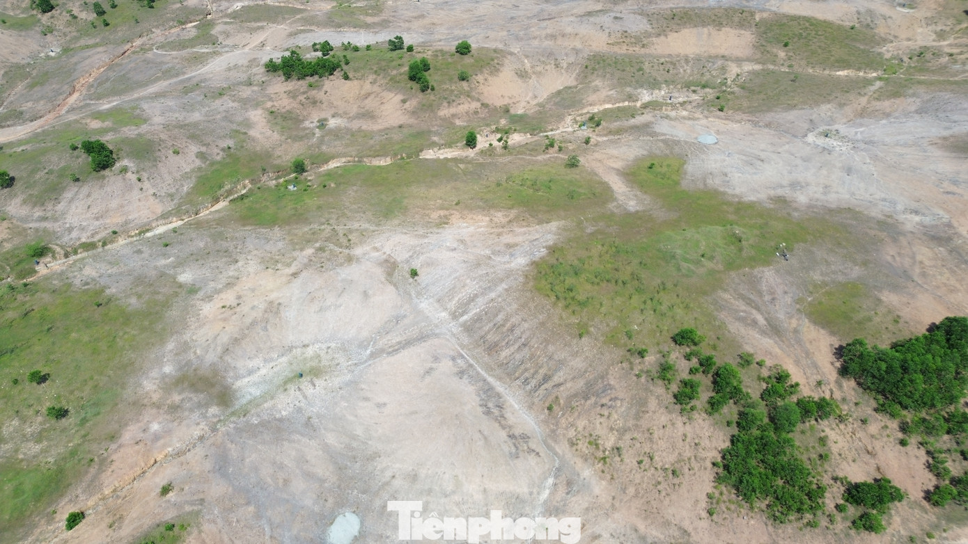 Bên cạnh khu quần thể sân golf Huế dang dở, TP Huế hiện đẩy mạnh kiểm tra, xử lý các dự án sử dụng đất không hiệu quả, chậm tiến độ kéo dài. Khu sân golf Huế bị thu hồi đất theo tinh thần chỉ đạo quyết liệt của lãnh đạo TP Huế được người dân kỳ vọng tạo đà tích cực trong quản lý đất đai, xử lý dự án “treo” và tình trạng lãng phí nguồn lực tài nguyên, ảnh hưởng đến quy hoạch, môi trường đầu tư vào Huế, cũng như lợi ích của địa phương. Bên cạnh khu quần thể sân golf Huế dang dở, TP Huế hiện đẩy mạnh kiểm tra, xử lý các dự án sử dụng đất không hiệu quả, chậm tiến độ kéo dài. Khu sân golf Huế bị thu hồi đất theo tinh thần chỉ đạo quyết liệt của lãnh đạo TP Huế được người dân kỳ vọng tạo đà tích cực trong quản lý đất đai, xử lý dự án “treo” và tình trạng lãng phí nguồn lực tài nguyên, ảnh hưởng đến quy hoạch, môi trường đầu tư vào Huế, cũng như lợi ích của địa phương.