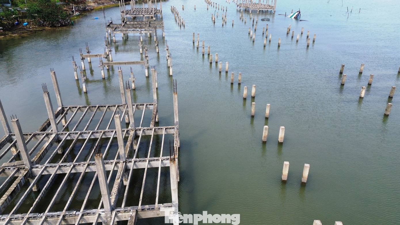 Tìm hiểu của PV, bãi cọc “lạ” găm nham nhở giữa danh thắng đầm Lập An - thành phần của vịnh đẹp thế giới Lăng Cô, thuộc dự án Khu du lịch - Bến thuyền - Thể thao dưới nước Lăng Cô do Công ty CP Du lịch Đảo Ngọc (trụ sở tại thị trấn Lăng Cô, huyện Phú Lộc) làm chủ đầu tư.