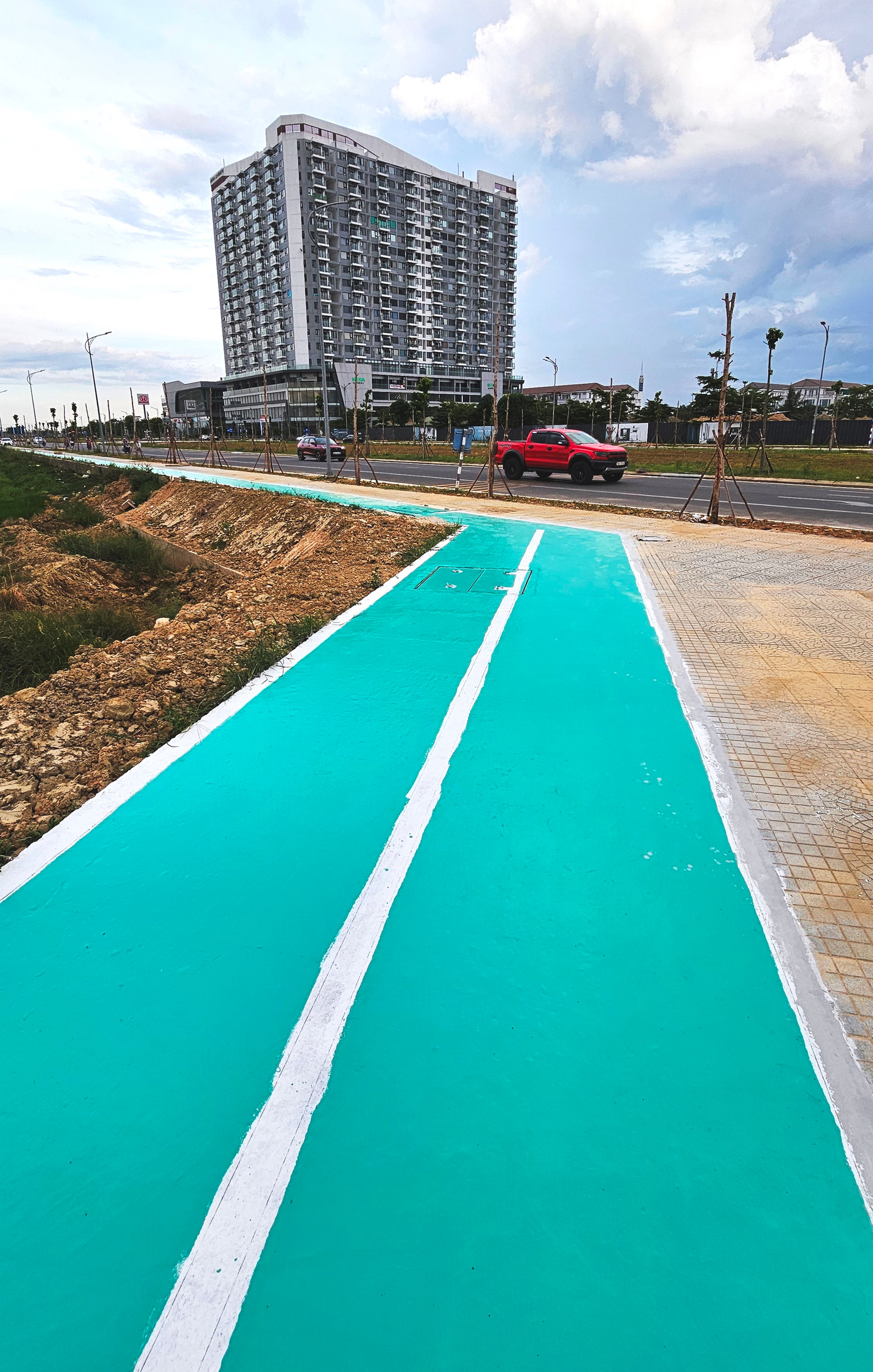 “Con đường màu xanh” ở cạnh vòng xoay giao lộ Võ Nguyên Giáp - Tố Hữu, TP. Huế. “Con đường màu xanh” ở cạnh vòng xoay giao lộ Võ Nguyên Giáp - Tố Hữu, TP. Huế.