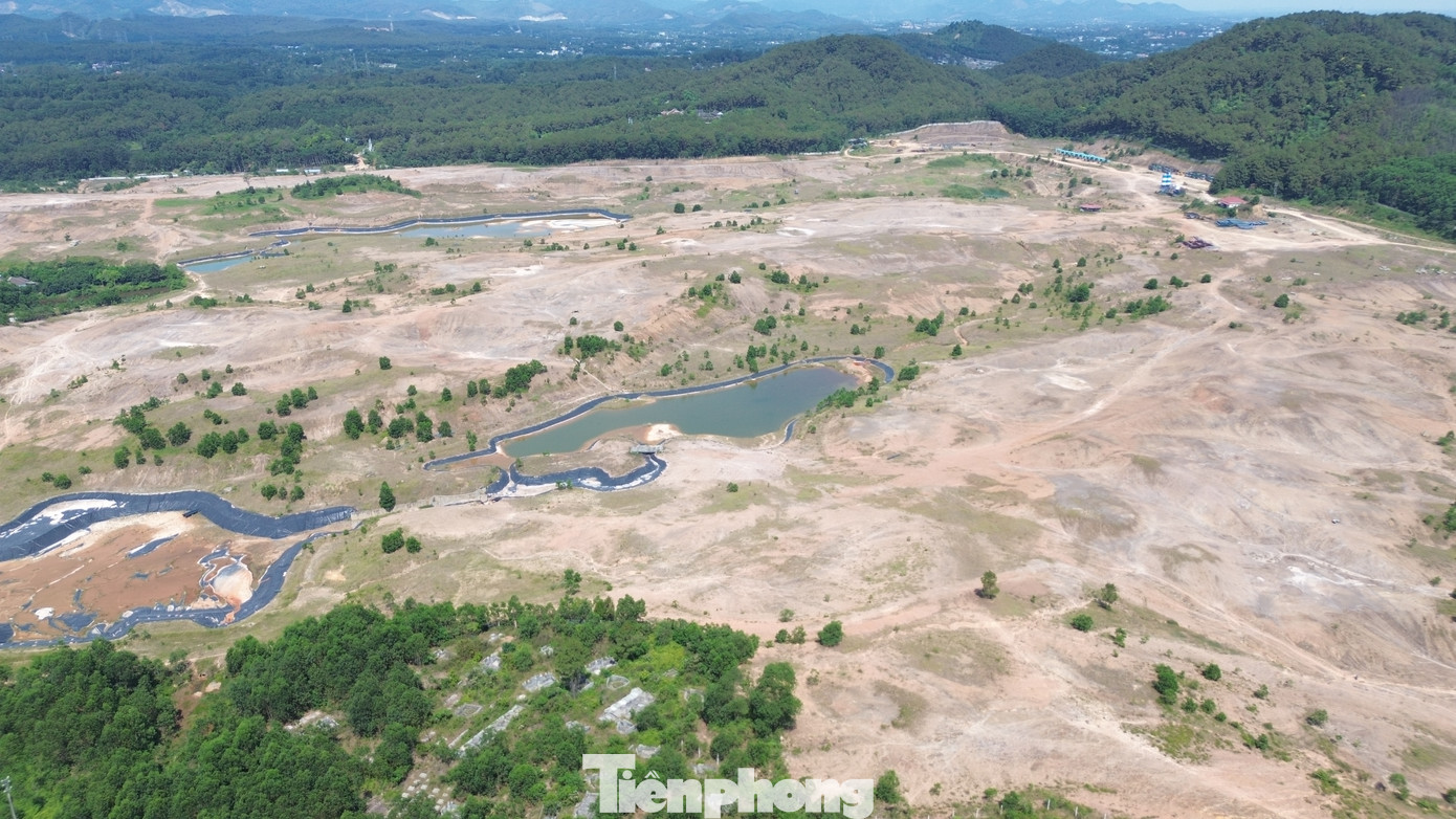 Theo kế hoạch điều chỉnh lần cuối của cấp có thẩm quyền, tổ hợp sân golf 18 lỗ, nhà câu lạc bộ, khu biệt thự nghỉ dưỡng... thuộc dự án quần thể sân golf Huế phải hoàn thành từ cuối năm 2023. Tuy nhiên, đến nay hiếm có công trình nào đủ điều kiện để đưa vào sử dụng tại khu dự án. Theo kế hoạch điều chỉnh lần cuối của cấp có thẩm quyền, tổ hợp sân golf 18 lỗ, nhà câu lạc bộ, khu biệt thự nghỉ dưỡng... thuộc dự án quần thể sân golf Huế phải hoàn thành từ cuối năm 2023. Tuy nhiên, đến nay hiếm có công trình nào đủ điều kiện để đưa vào sử dụng tại khu dự án.