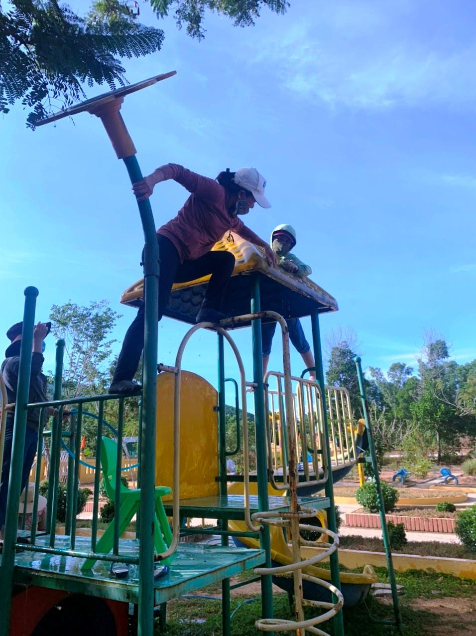 Giáo viên mầm non huyện Phú Lộc tích cực vệ sinh khu vui chơi dành cho các cháu nhỏ