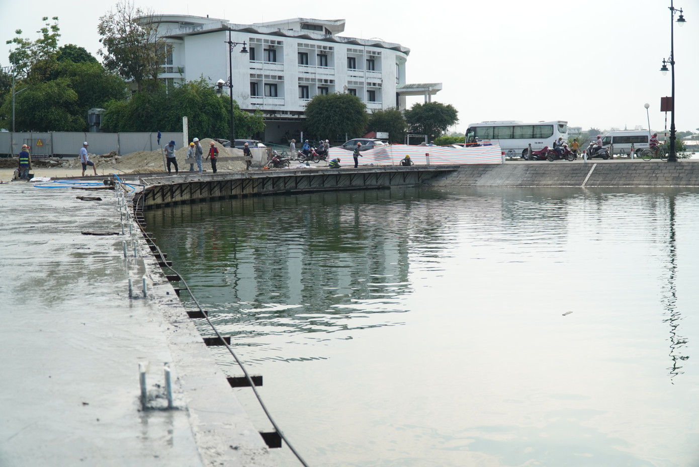 Sau khi hạng mục này hoàn thành, nhà thầu bắt đầu tiến hành lát đá granite, lắp lan can bằng thép không gỉ sơn tĩnh điện lên tuyến đường vào tháng 4 tới.