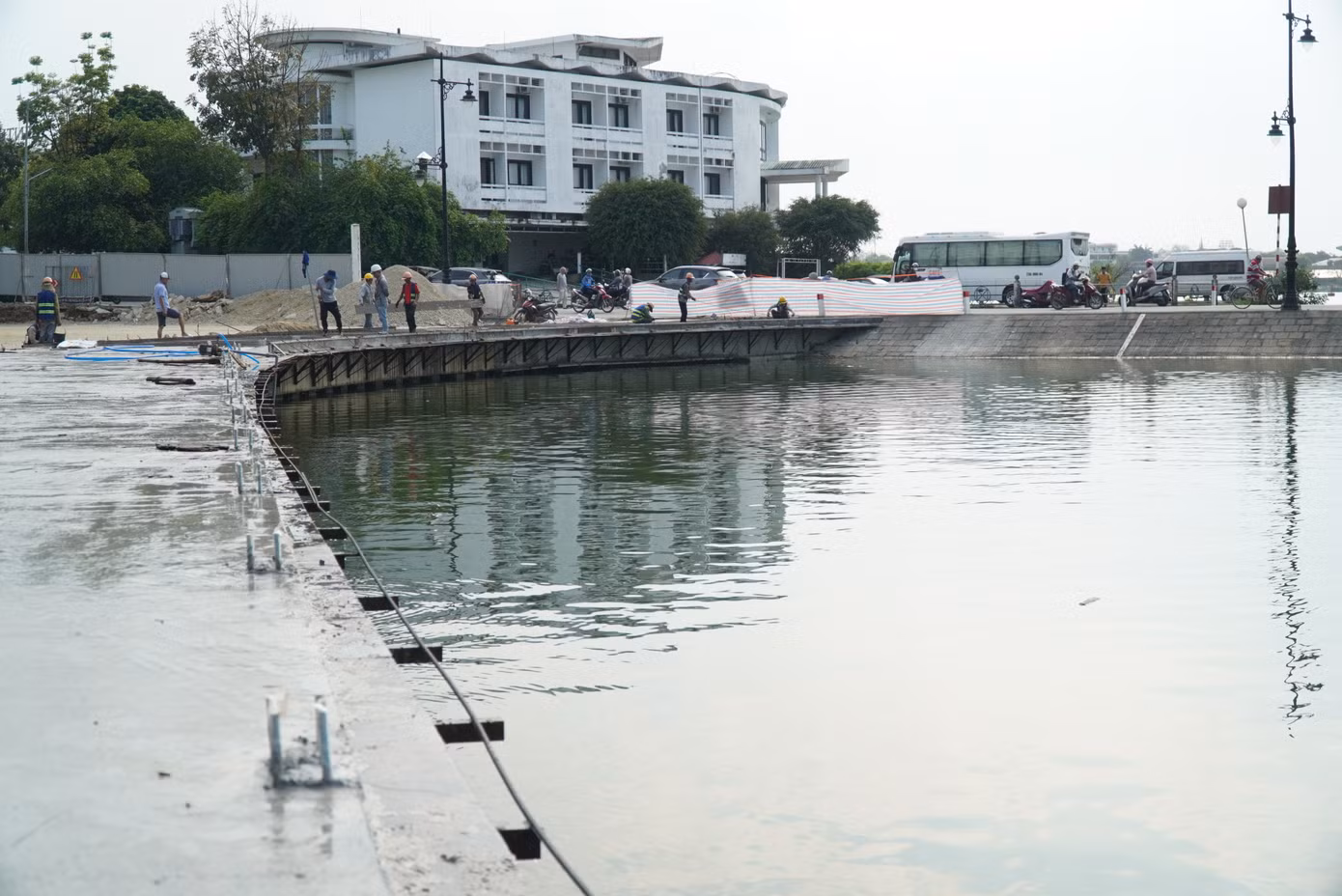 Sau khi hạng mục này hoàn thành, nhà thầu bắt đầu tiến hành lát đá granite, lắp lan can bằng thép không gỉ sơn tĩnh điện lên tuyến đường vào tháng 4 tới.