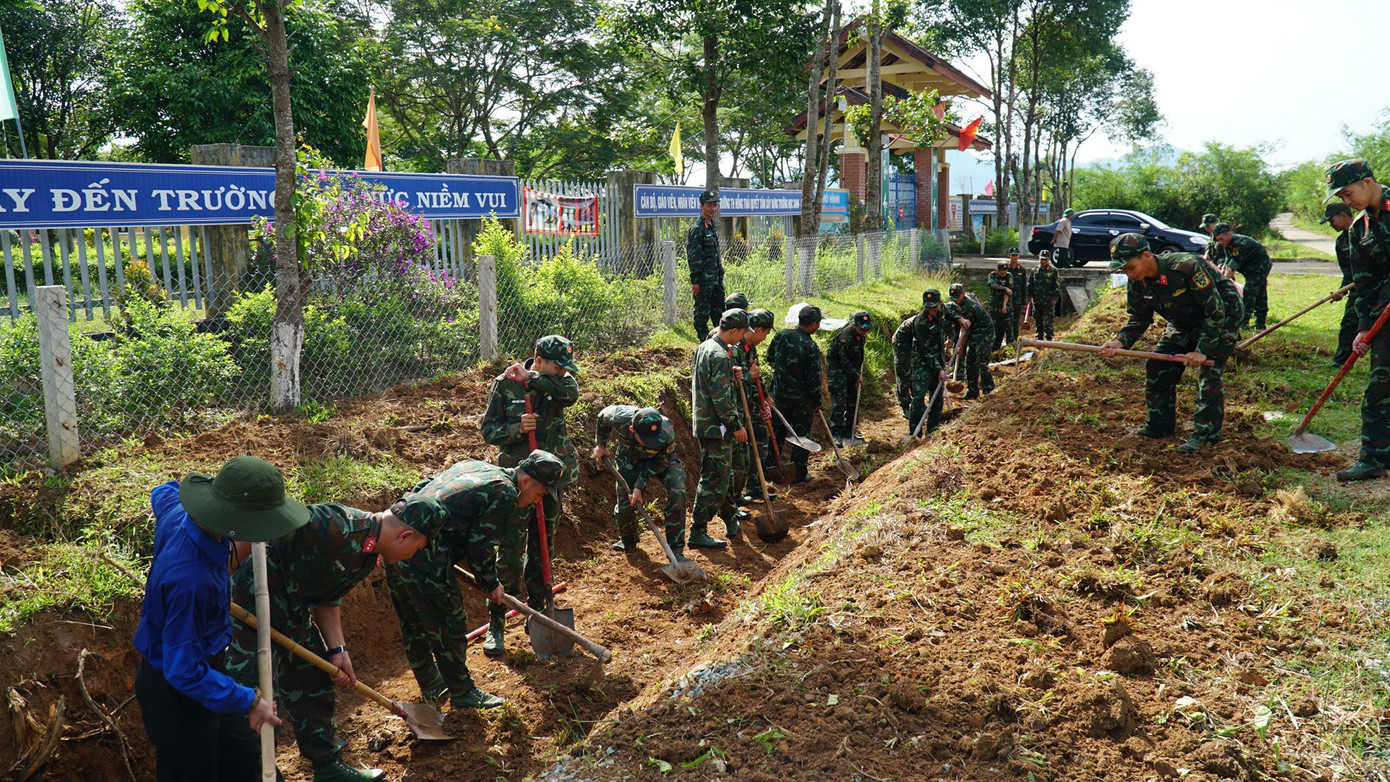 Ra quân khơi thông cống rãnh ven đường giao thông