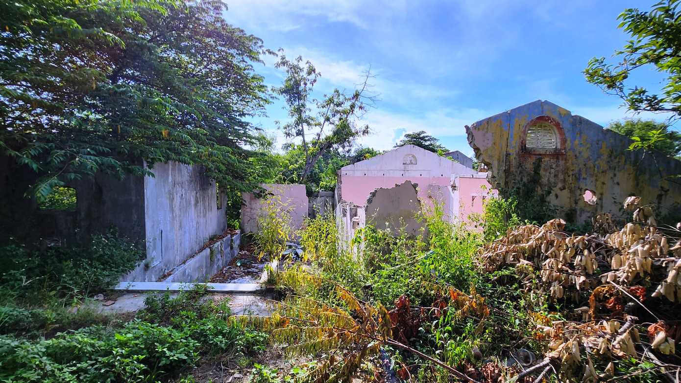 Nhà cửa trên Thượng thành đã dỡ bỏ một phần nhưng chưa được đập bỏ hoàn toàn để trả lại nguyên trạng cho di tích. Nhà cửa trên Thượng thành đã dỡ bỏ một phần nhưng chưa được đập bỏ hoàn toàn để trả lại nguyên trạng cho di tích.