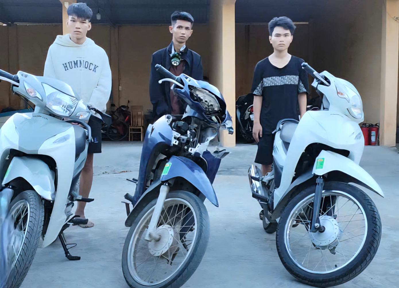 Các đối tượng trộm xe máy cùng tang vật.