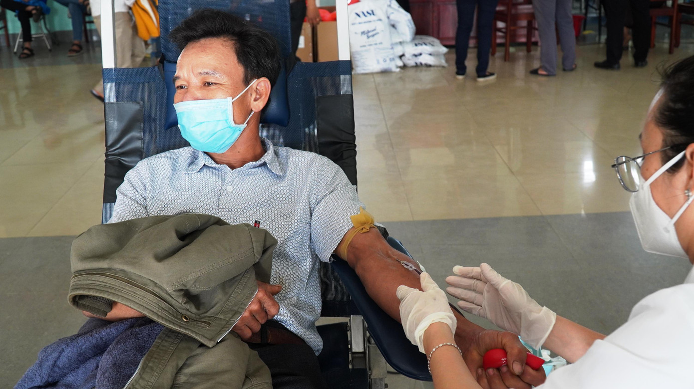 Với 45 lần hiến máu tình nguyện, anh Bùi Quyết (50 tuổi, ngụ xã Phú Sơn) là một trong những người có nhiều lần tham gia hiến máu tình nguyện tại thị xã Hương Thủy.