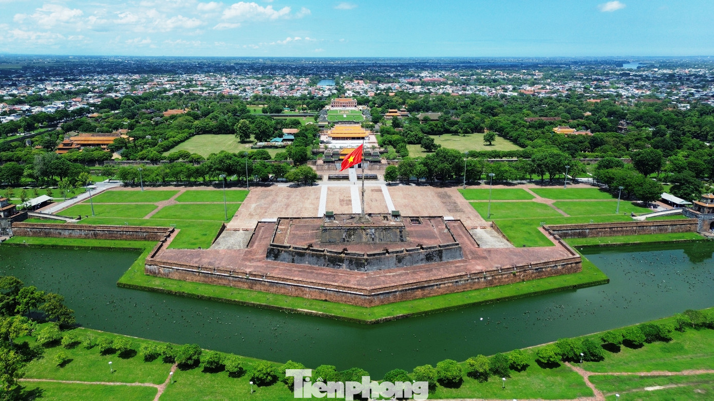 Một phần trung tâm Kinh thành Huế nhìn từ trên cao. Một phần trung tâm Kinh thành Huế nhìn từ trên cao.