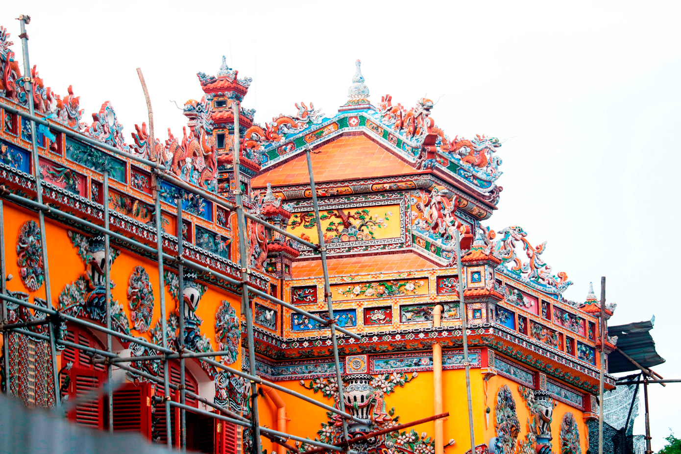 Một góc bên phải phía trên ngôi điện. Ảnh: Ngọc Văn.