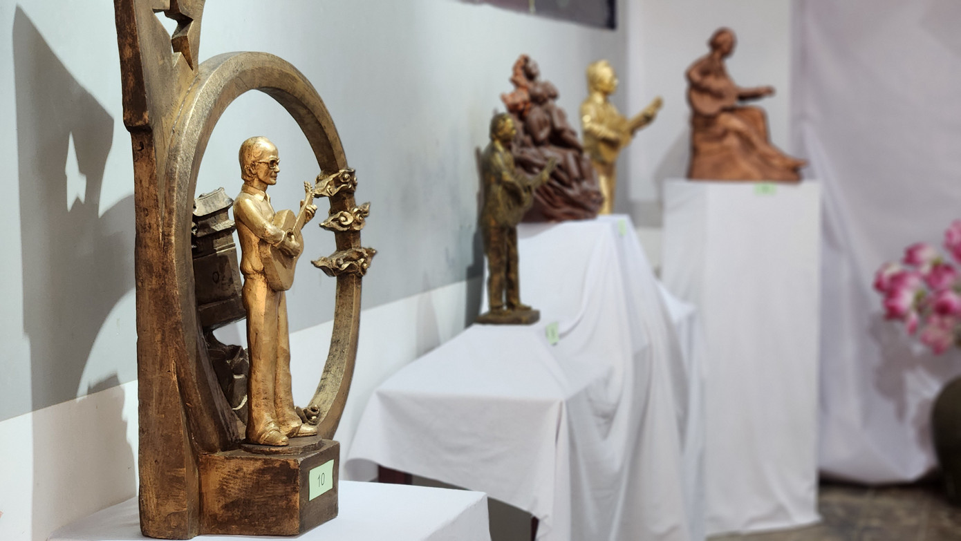 Mới đây, Hội Nghiên cứu và Phát triển Di sản Văn hóa Huế còn phát động cuộc tìm kiếm mẫu tượng đẹp nhất về Trịnh Công Sơn phục vụ công tác dựng tượng. Sau một thời gian phát động, đơn vị tổ chức dự án dựng tượng cố nhạc sĩ tài hoa với chủ đề “Trịnh Công Sơn hát Nối vòng tay lớn” đã nhận được nhiều mẫu tượng phác thảo. Những mẫu tượng này vừa được cho trưng bày, giới thiệu tại Trung tâm Văn hóa, Thông tin và Thể thao TP Huế (25 Lê Lợi, Huế) để lấy ý kiến công chúng, giới chuyên môn trước khi tiến hành các công đoạn tiếp theo.