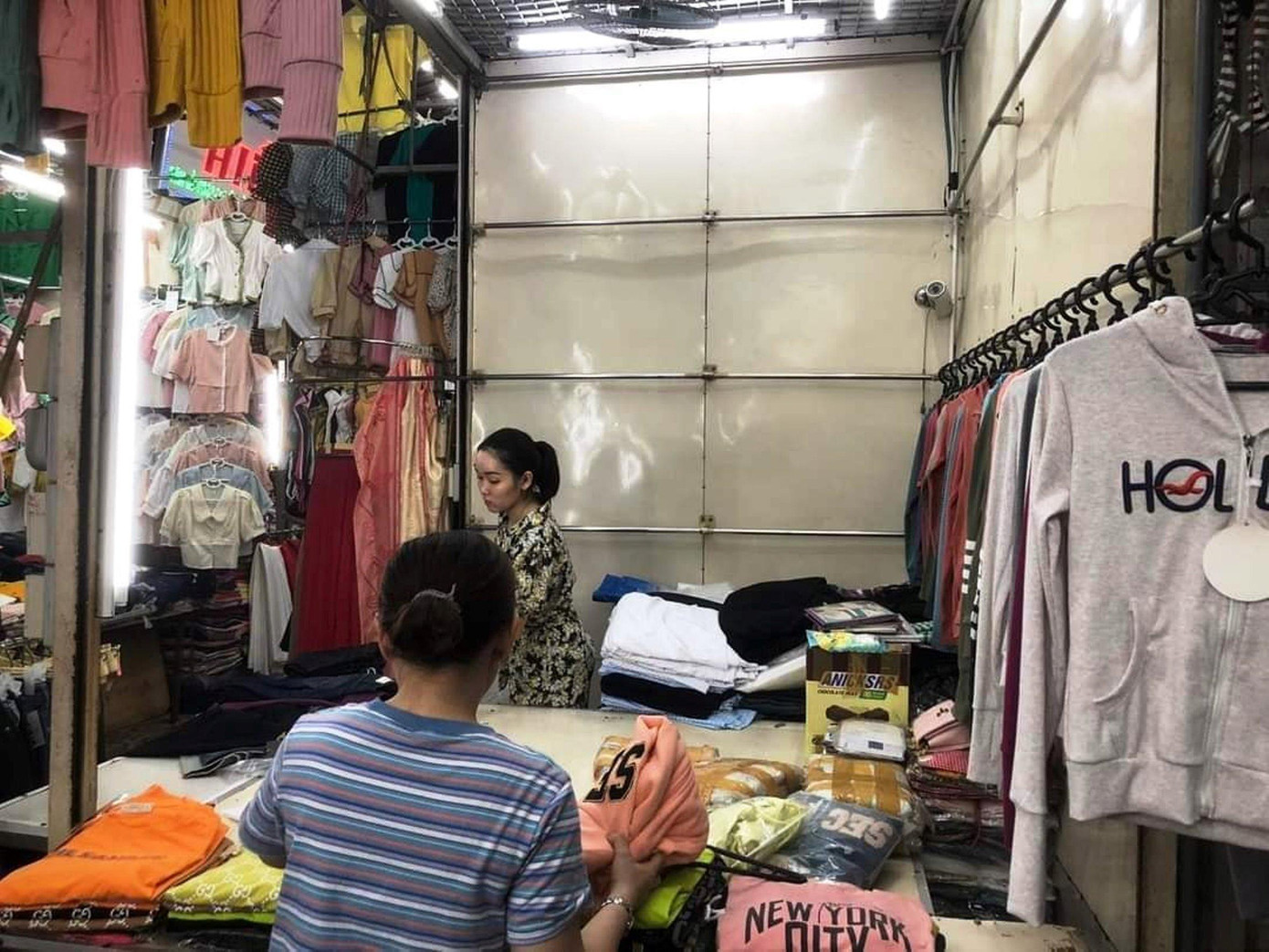 Có hơn 700 tiểu thương chợ Đông Ba tiến hành sắp xếp lại không gian kinh doanh, trả lại nguyên trạng phần diện tích từng bị cơi nới. Ảnh: P.T.Đ