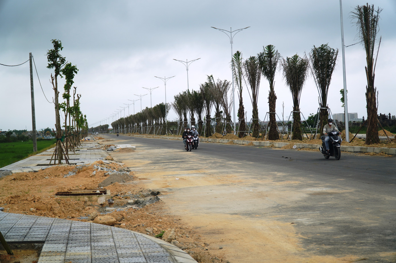 Đến nay, tuyến đường tuy chưa hoàn thành nhưng có nhiều phương tiện lưu thông, tiềm ẩn nguy cơ tai nạn giao thông. Đến nay, tuyến đường tuy chưa hoàn thành nhưng có nhiều phương tiện lưu thông, tiềm ẩn nguy cơ tai nạn giao thông.