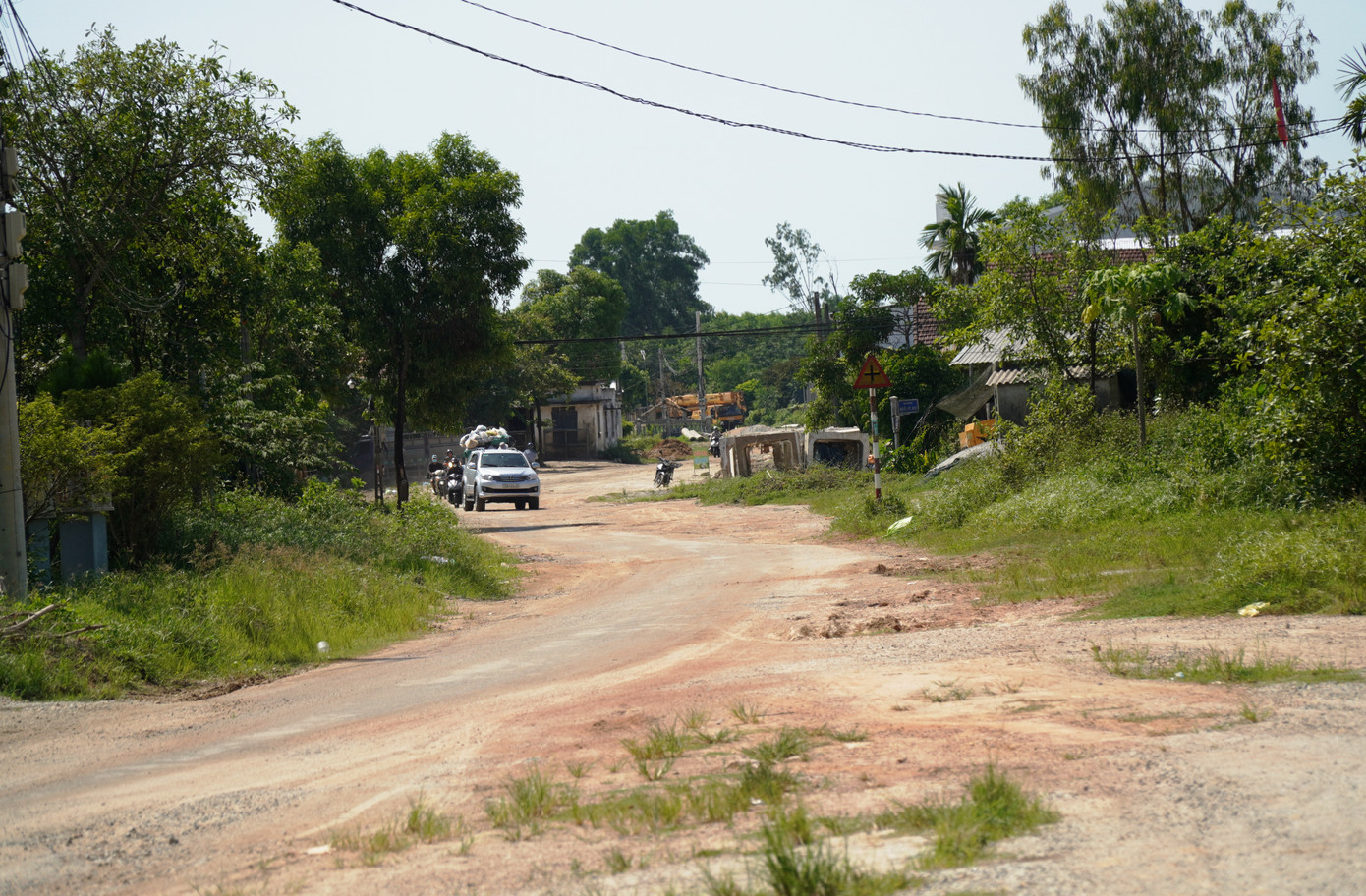 Tuyến đường trục trung tâm thuộc thị xã Hương Thủy như một con đường làng. Đường cũ xuống cấp, nhỏ hẹp, ảnh hưởng đến giao thông đi lại.