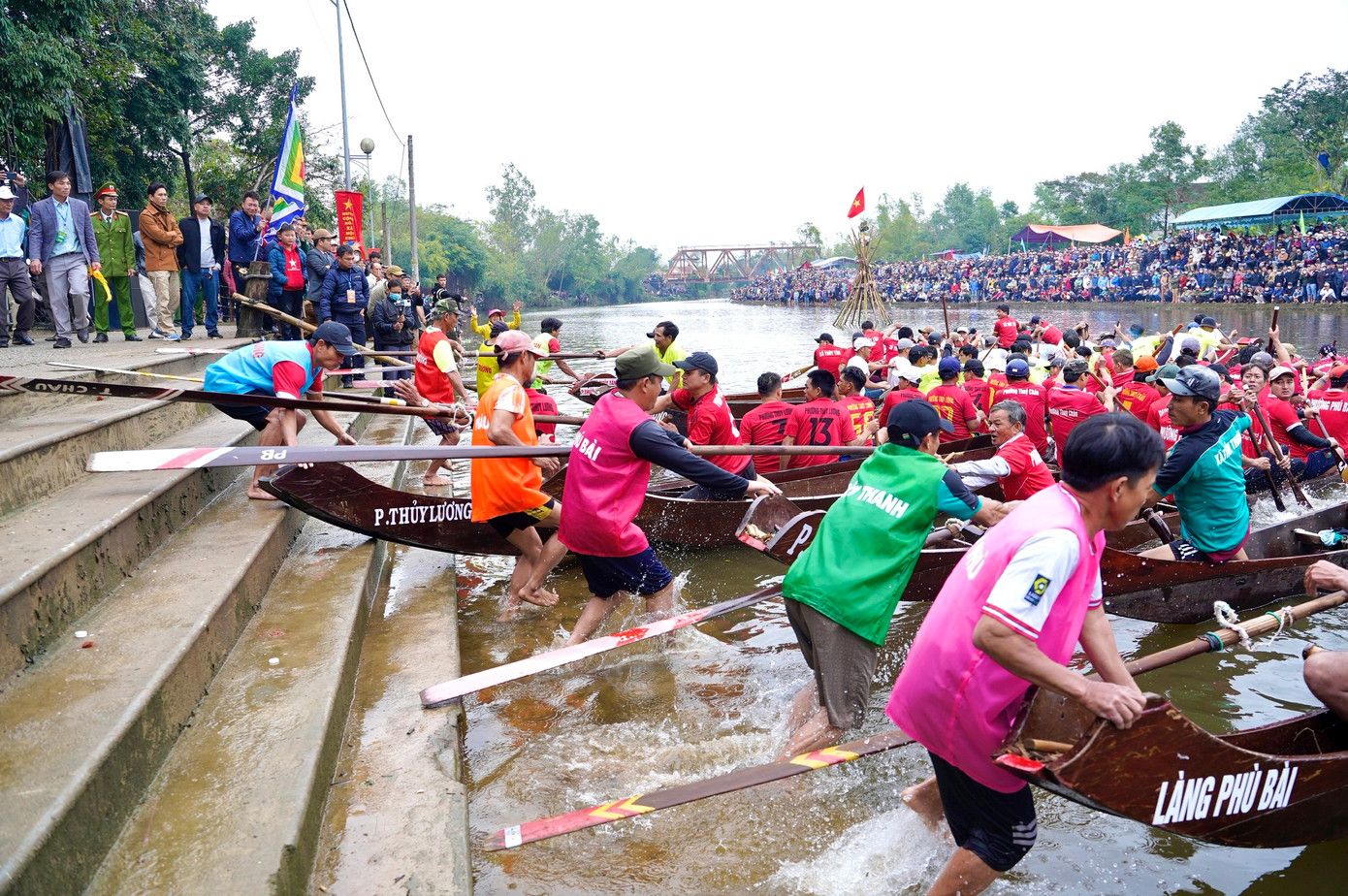 Ngày 30/1 (nhằm mùng 9 Tết Quý Mão), trên dòng sông Vực đoạn phía trước di tích miếu Bà Hồ (thuộc hai phường Thủy Phương và Thủy Châu, thị xã Hương Thủy, tỉnh TT-Huế) diễn ra hội đua trải truyền thống thị xã Hương Thủy lần thứ X - 2023.