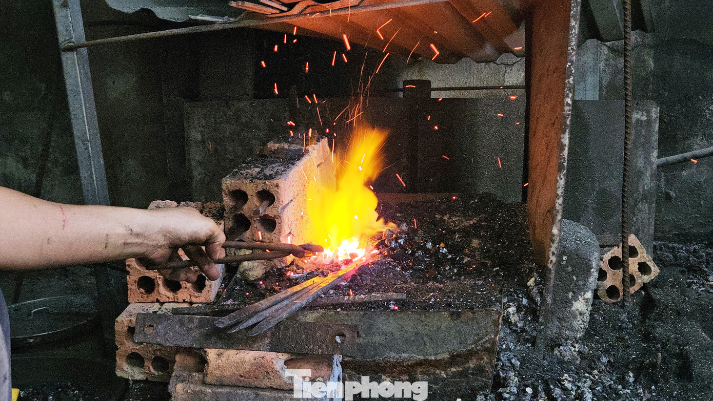 Ông Tạ Dương Anh Tuấn - Chủ tịch UBND phường Hương Vinh - kỳ vọng nghề rèn ở Bao Vinh sau khi được công nhận là Làng nghề truyền thống của tỉnh TT-Huế sẽ giúp những hộ dân còn bám trụ với nghề thêm động lực, duy trì nghề truyền thống mà cha ông để lại. Thời gian tới, chính quyền địa phương tiếp tục quảng bá, liên kết với một số đơn vị, giúp tiêu thụ sản phẩm, gìn giữ và phát triển nghề. Ông Tạ Dương Anh Tuấn - Chủ tịch UBND phường Hương Vinh - kỳ vọng nghề rèn ở Bao Vinh sau khi được công nhận là Làng nghề truyền thống của tỉnh TT-Huế sẽ giúp những hộ dân còn bám trụ với nghề thêm động lực, duy trì nghề truyền thống mà cha ông để lại. Thời gian tới, chính quyền địa phương tiếp tục quảng bá, liên kết với một số đơn vị, giúp tiêu thụ sản phẩm, gìn giữ và phát triển nghề.