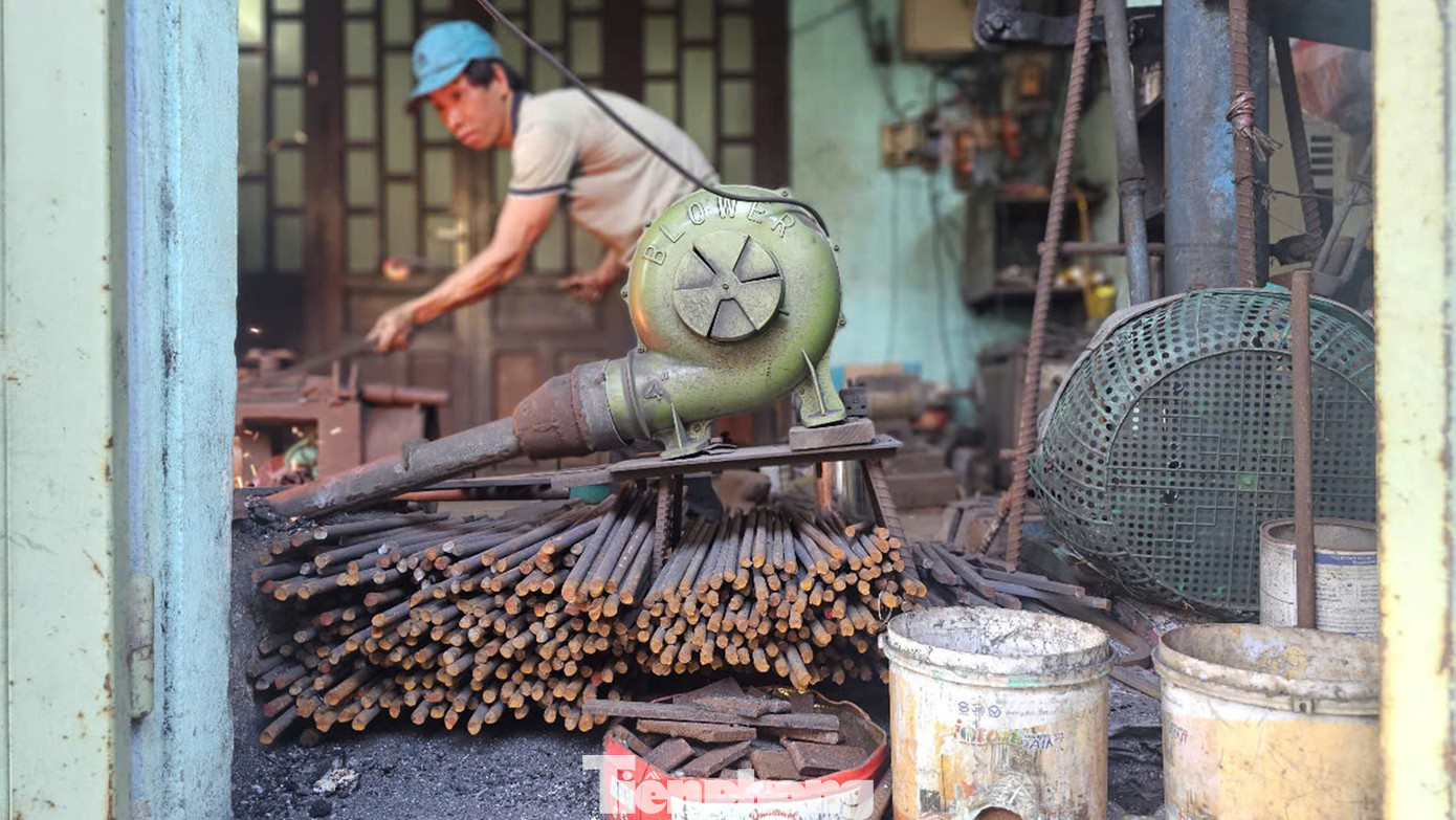 Người thợ già Trương Thái chia sẻ rằng người thợ rèn cần đòi hỏi sức khỏe dẻo dai, bền bỉ và lòng kiên trì, nhẫn nại mới có thể bám trụ được với nghề. “Mặc dù thu nhập của nghề này thấp, các sản phẩm mà chúng tôi làm ra bằng thủ công nên rất khó cạnh tranh với các sản phẩm bằng công nghệ. Tuy nhiên, với lòng yêu nghề và muốn giữ lại nghề truyền thống cho thế hệ mai sau, chúng tôi vẫn cố gắng bám trụ”, ông Thái nói. Người thợ già Trương Thái chia sẻ rằng người thợ rèn cần đòi hỏi sức khỏe dẻo dai, bền bỉ và lòng kiên trì, nhẫn nại mới có thể bám trụ được với nghề. “Mặc dù thu nhập của nghề này thấp, các sản phẩm mà chúng tôi làm ra bằng thủ công nên rất khó cạnh tranh với các sản phẩm bằng công nghệ. Tuy nhiên, với lòng yêu nghề và muốn giữ lại nghề truyền thống cho thế hệ mai sau, chúng tôi vẫn cố gắng bám trụ”, ông Thái nói.