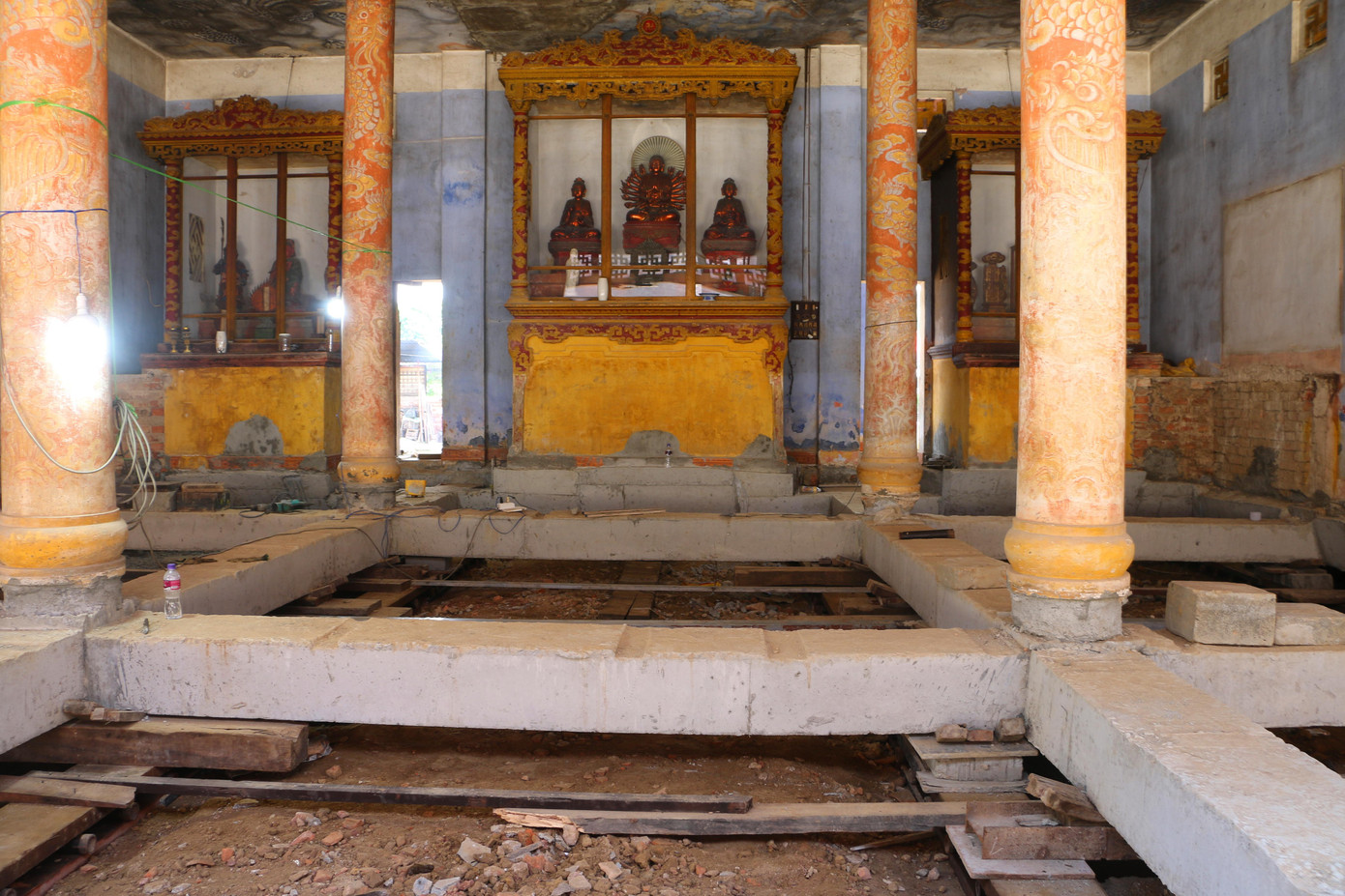 Được biết, ngoài bảo vệ bức “Long Vân Khế Hội”, quá trình di dời, điều được ông Cư quan tâm là làm sao để các bệ thờ cổ này không bị hư hại.