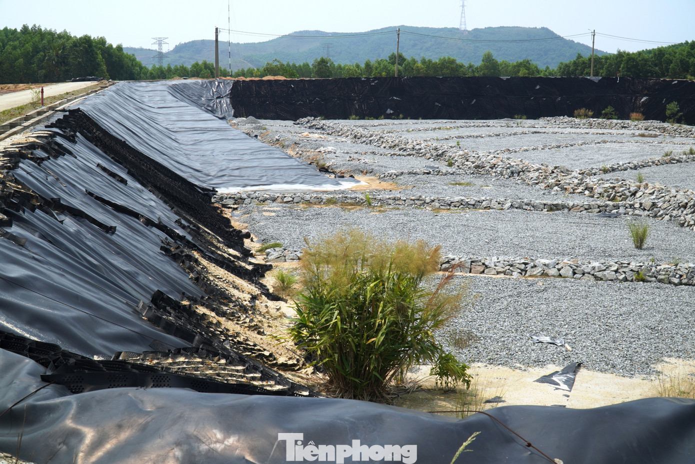 Trong giai đoạn 1, với trị giá đầu tư 69 tỷ đồng, dự án tập trung thực hiện các hạng mục, như: San nền (diện tích 15,5ha); xây dựng sân, đường bê tông nội bộ hơn 14.400m2, xây dựng 2 ô chôn lấp rác có dung tích chứa 121.000m3; hệ thống thu gom nước ngầm đáy ô chôn lấp dẫn vào hồ sinh học. Cùng với đó là các hạng mục cổng tường rào, hệ thống cấp nước, thu gom nước rỉ rác, giếng quan trắc, khu xử lý nước thải, hệ thống phòng cháy chữa cháy…