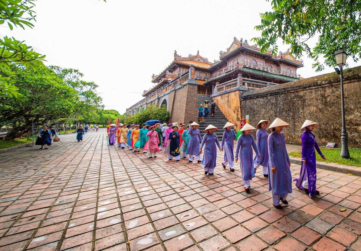 Trải qua nhiều thăng trầm của lịch sử, chiếc áo dài vẫn luôn được coi là trang phục truyền thống không thể thiếu của mỗi người dân xứ Huế từ xưa cho đến nay.