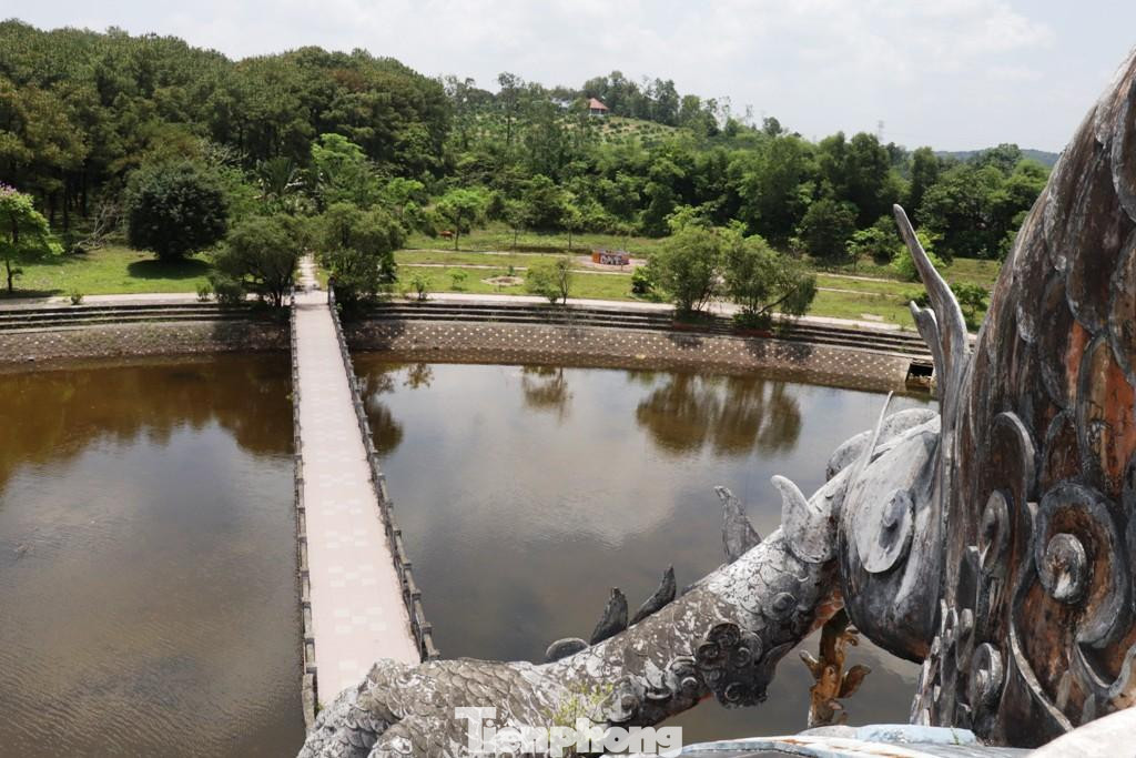 Trước tình trạng bỏ hoang, cách đây 2 năm, lãnh đạo tỉnh từng đi kiểm tra và chỉ đạo cần sớm hoàn thành việc xử lý tài sản trên đất tại khu vực này để triển khai dự án đầu tư phù hợp. Ảnh: N.V Trước tình trạng bỏ hoang, cách đây 2 năm, lãnh đạo tỉnh từng đi kiểm tra và chỉ đạo cần sớm hoàn thành việc xử lý tài sản trên đất tại khu vực này để triển khai dự án đầu tư phù hợp. Ảnh: N.V