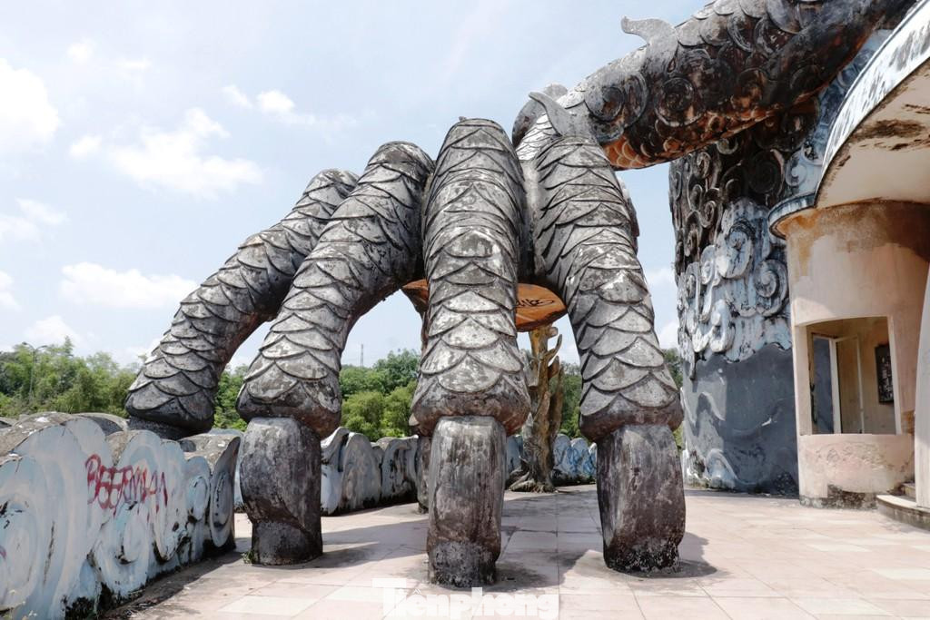 Do bỏ hoang lâu ngày, nơi đây trở thành một công viên nước "kinh dị" thu hút sự chú ý của du khách, báo giới trong và ngoài nước. Ảnh: N.V Do bỏ hoang lâu ngày, nơi đây trở thành một công viên nước "kinh dị" thu hút sự chú ý của du khách, báo giới trong và ngoài nước. Ảnh: N.V