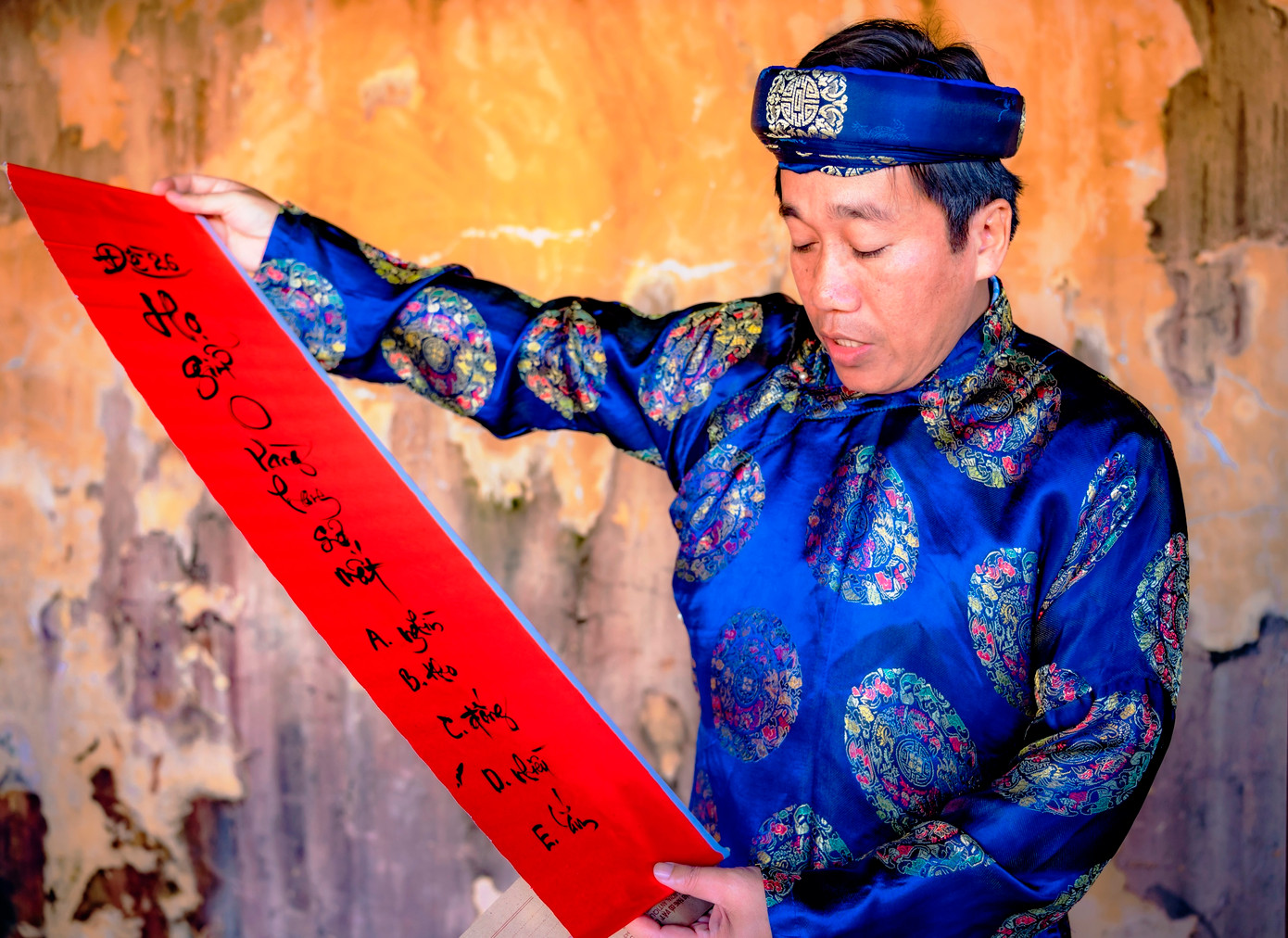 Trò chơi thả thơ cũng khiến nhiều người thích thú. Ảnh: Đình Hoàng