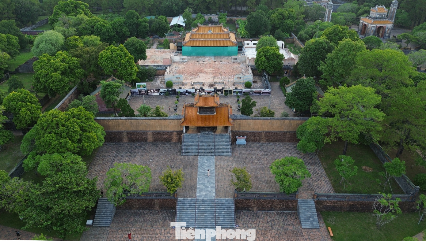 Là một tuyệt tác kiến trúc giữa đồi núi sơn thủy hữu tình, tuy nhiên, do được xây dựng từ hàng trăm năm trước, nên khu lăng mộ không thể tránh khỏi sự tác động của thời gian, nhiều hạng mục của di tích đã bị xuống cấp nghiêm trọng. Trước thực trạng đó, UBND tỉnh TT-Huế đã quyết định đầu tư gần 100 tỷ đồng từ ngân sách để trùng tu, tôn tạo di tích này.