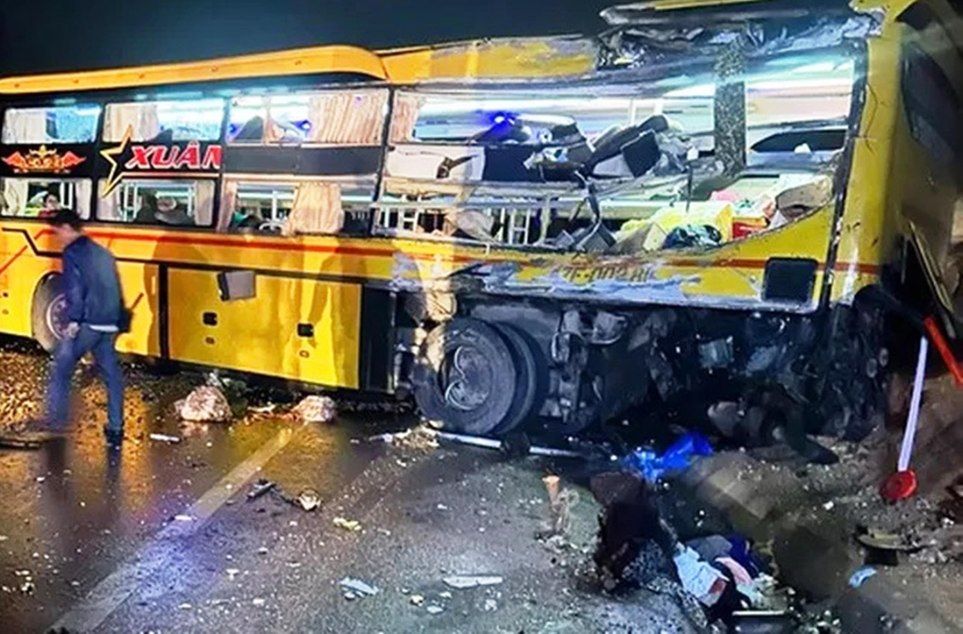 Nguyên nhân tai nạn được xác định do tài xế điều khiển ô tô khách đi không đúng làn đường quy định. Nguyên nhân tai nạn được xác định do tài xế điều khiển ô tô khách đi không đúng làn đường quy định.