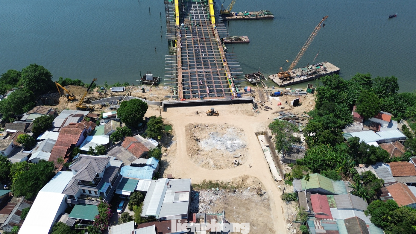 Điểm cuối tại khu vực nút giao đường Bùi Thị Xuân, thuộc phường Phường Đúc, tiếp giáp dự án đường vành đai 3 (TP. Huế). Đường Nguyễn Hoàng rộng 43m, theo quy mô dự án đường Nguyễn Hoàng đang được đầu tư triển khai, bao gồm 6 làn xe.