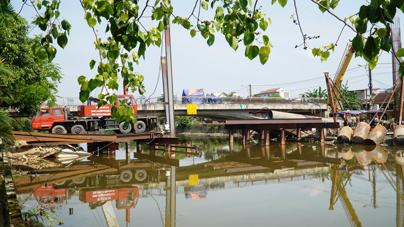 Lãnh đạo UBND tỉnh còn yêu cầu chủ đầu tư khẩn trương, chủ động làm việc với UBND TP Huế, Sở Xây dựng, Sở TN&amp;MT tỉnh rà soát, nghiên cứu phương án điều chỉnh quy hoạch phân lô tại Dự án kênh thoát nước nối từ hói Vạn Vạn ra sông Lợi Nông để có phương án bố trí tái định cư phù hợp cho các hộ bị ảnh hưởng, nhằm đẩy nhanh tiến độ GPMB dự án cầu bắc qua sông Lợi Nông