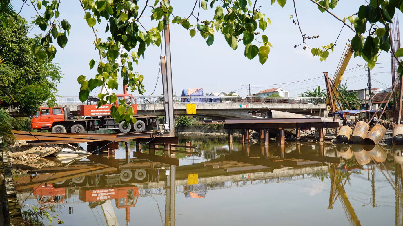 Lãnh đạo UBND tỉnh còn yêu cầu chủ đầu tư khẩn trương, chủ động làm việc với UBND TP Huế, Sở Xây dựng, Sở TN&amp;MT tỉnh rà soát, nghiên cứu phương án điều chỉnh quy hoạch phân lô tại Dự án kênh thoát nước nối từ hói Vạn Vạn ra sông Lợi Nông để có phương án bố trí tái định cư phù hợp cho các hộ bị ảnh hưởng, nhằm đẩy nhanh tiến độ GPMB dự án cầu bắc qua sông Lợi Nông