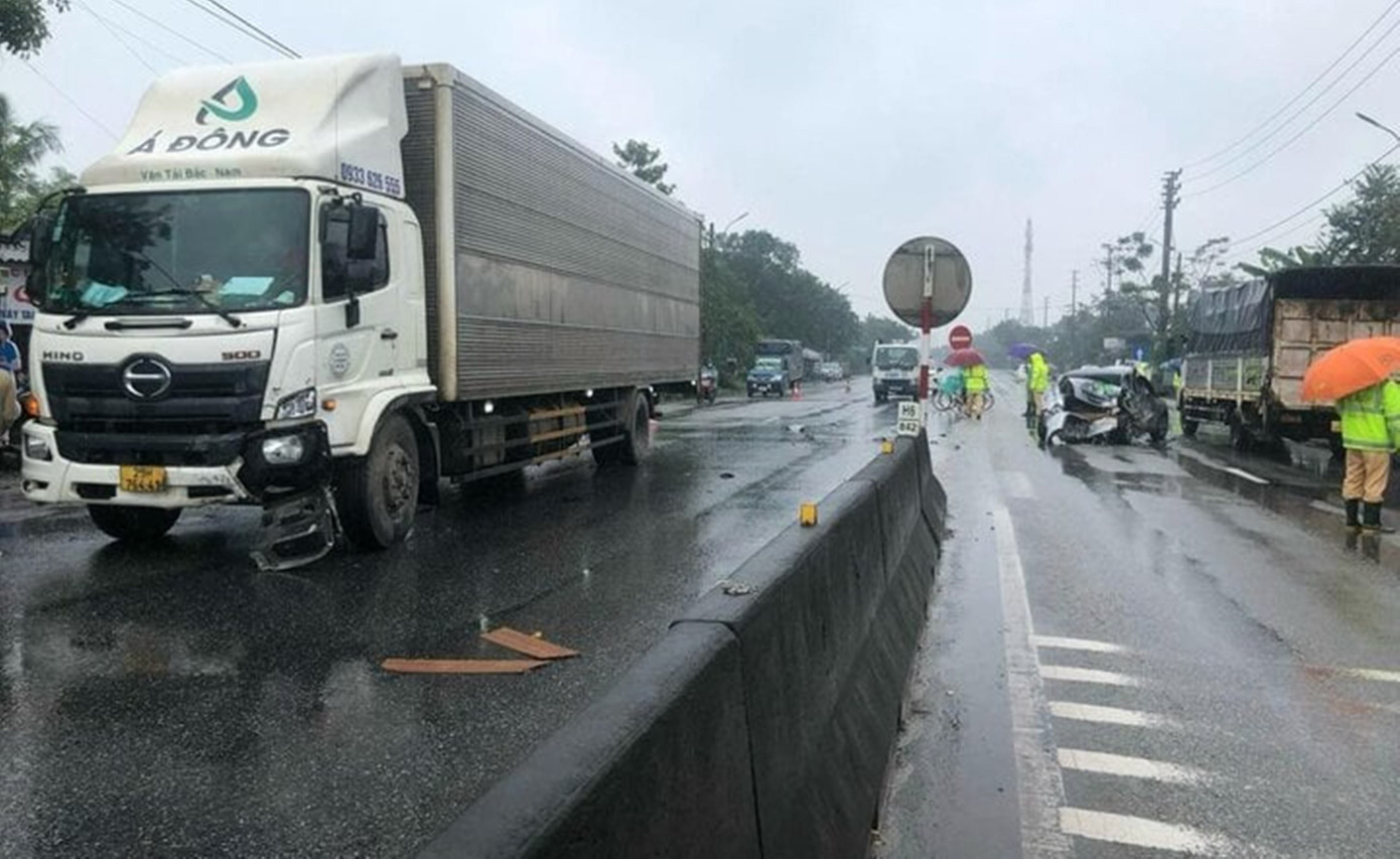 Hiện trường vụ tai nạn giao thông liên hoàn làm nhiều ô tô bị hư hỏng. (Ảnh: N.T)