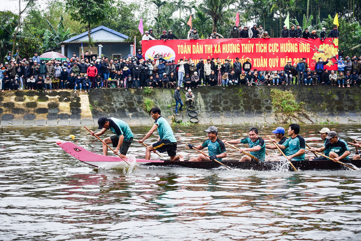 Bờ sông Vực không còn một chỗ trống khi khán giả chen chúc cổ vũ cho các đội đua và chứng kiến những màn tranh tài hấp dẫn. Ảnh: Hoàng Hải.