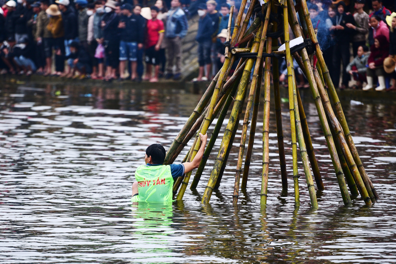 Một sự cố không mong muốn trên đường đua xảy ra tại mốc quay đầu trải. Ảnh: Hoàng Hải.