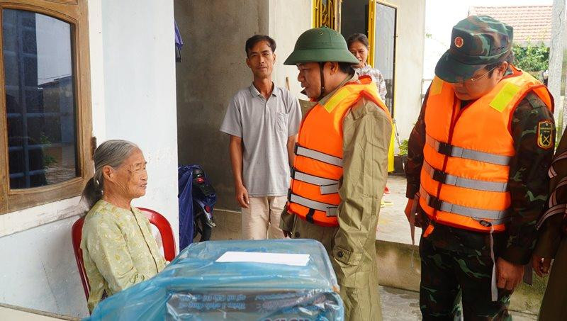 Chủ tịch UBND tỉnh TT-Huế Nguyễn Văn Phương và Đại tá Ngô Nam Cường, Chỉ huy trưởng Bộ CHQS tỉnh, về thăm hỏi, động viên người dân bị ngập lũ tại huyện Quảng Điền.