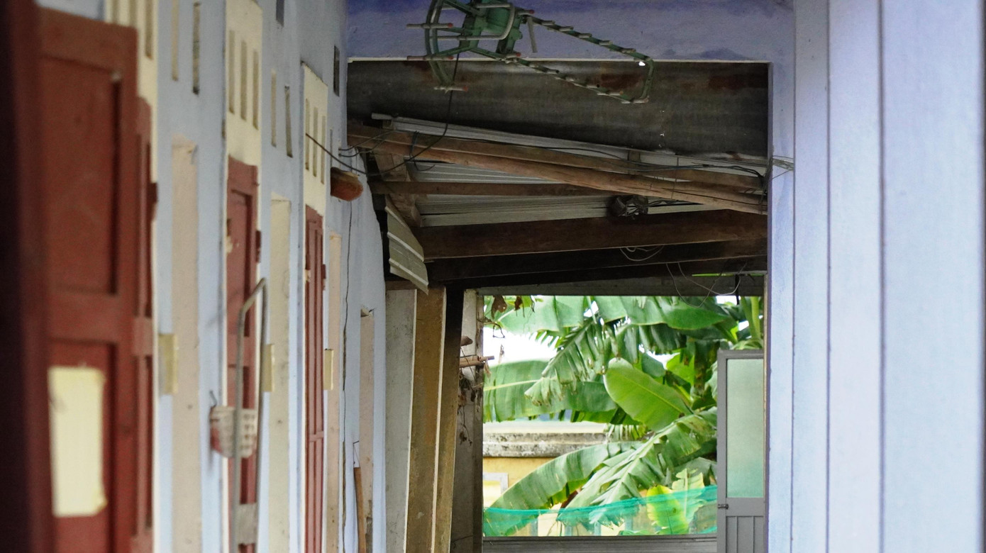 Cán bộ, giáo viên nhà trường thiếu không gian làm việc, phải sử dụng dãy nhà hiệu bộ cũ kỹ, xuống cấp được xây dựng từ hàng chục năm trước Cán bộ, giáo viên nhà trường thiếu không gian làm việc, phải sử dụng dãy nhà hiệu bộ cũ kỹ, xuống cấp được xây dựng từ hàng chục năm trước