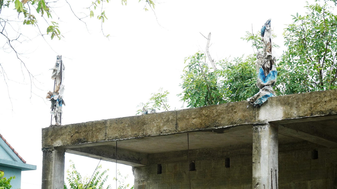 Trụ bê tông lởm chởm hoen gỉ Trụ bê tông lởm chởm hoen gỉ