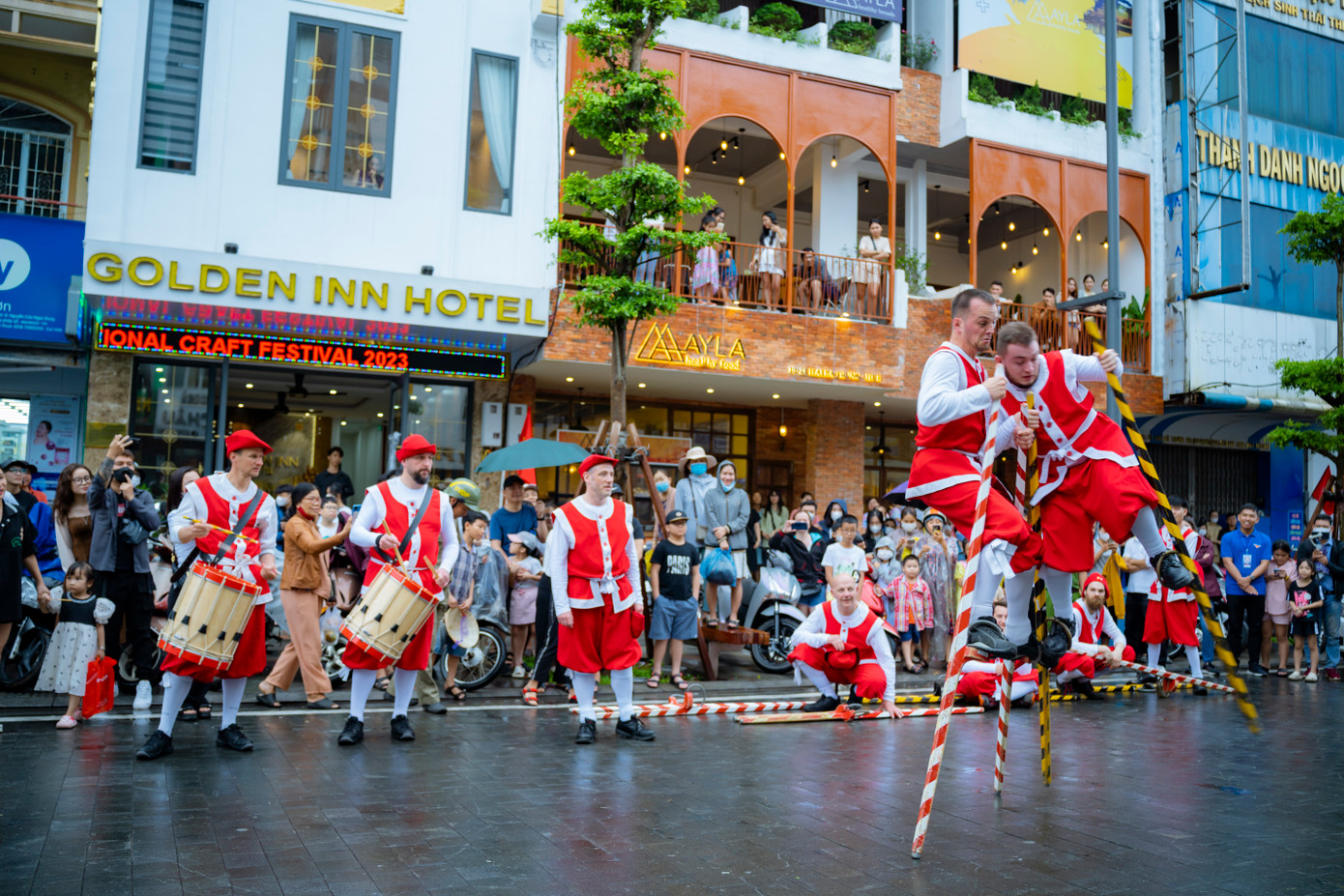 Một màn trình diễn “tuyệt kỹ” đi cà kheo.