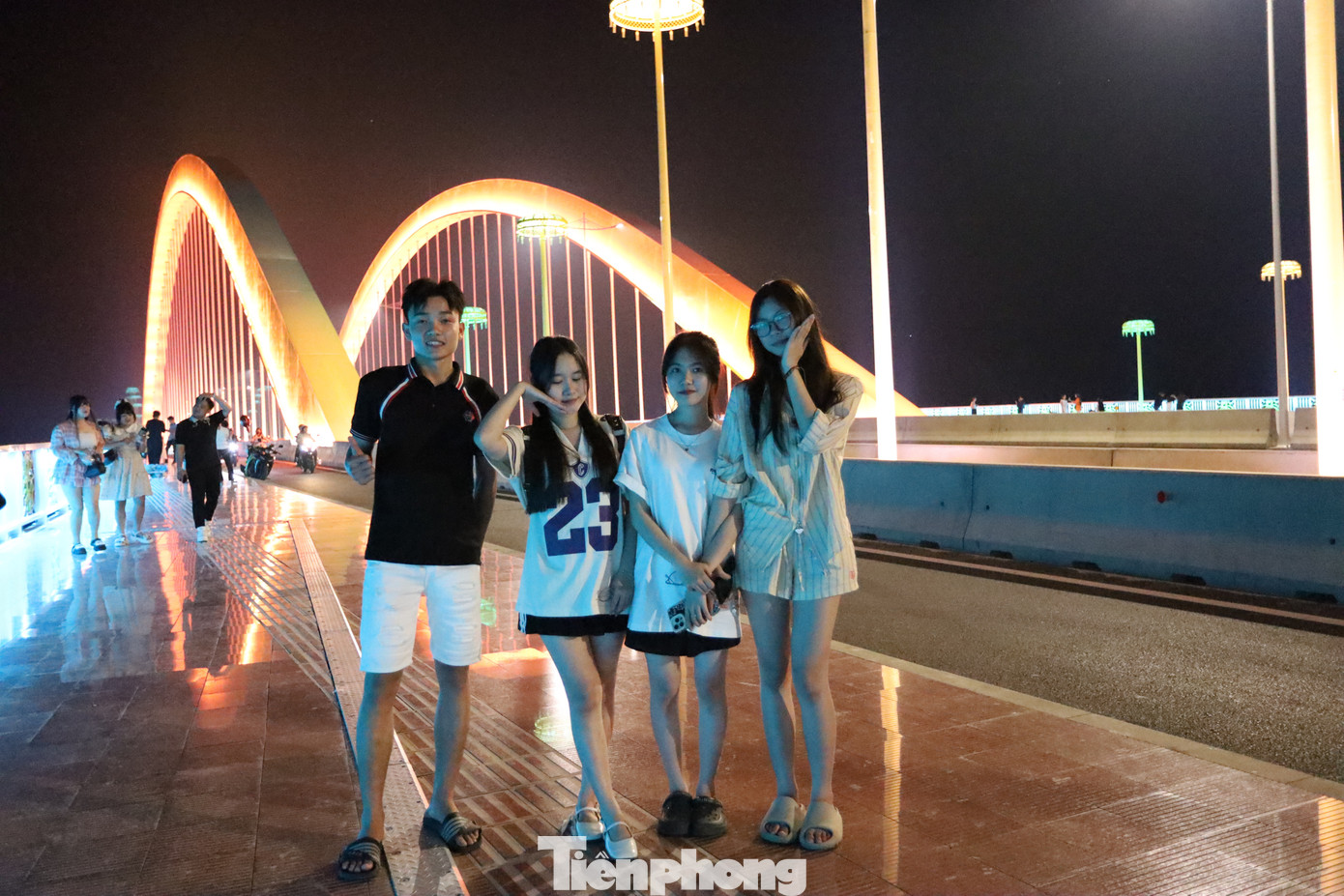 Mỗi tối, hàng trăm người dân và du khách đổ về cầu Nguyễn Hoàng để dạo mát, chụp ảnh, check-in, tận hưởng không khí trong lành, làn gió sông mát rượi và cảm giác thư thái hiếm có giữa thành phố.